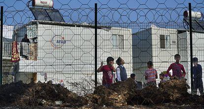 Niños sirios observan el inicio de las obras de una escuela financiada por la UE, en la provincia de Osmaniye (sur de Turquía).