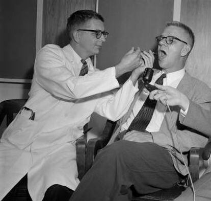 Los doctores Harry Williams y Carl Pfeiffer llevan a cabo un experimento con LSD.