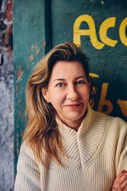 La autora de la Trilogía de la Ciudad Blanca posa ante la librería veneciana Acqua Alta. 