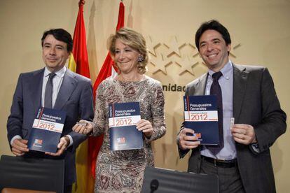 La presidenta de Madrid, Esperanza Aguirre, el vicepresidente del Gobierno regional, Ignacio González, y el consejero de Economía, Percival Manglano