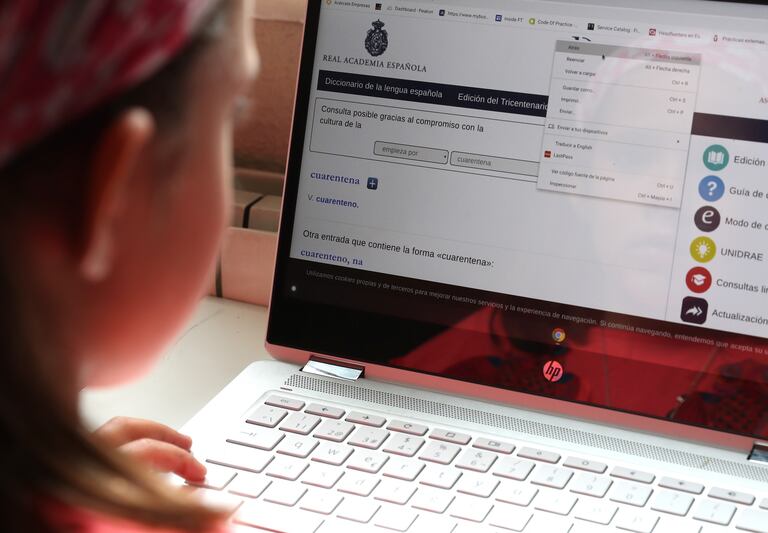 Una niña consulta en el 'Diccionario' en abril de 2020 la palabra cuarentena.