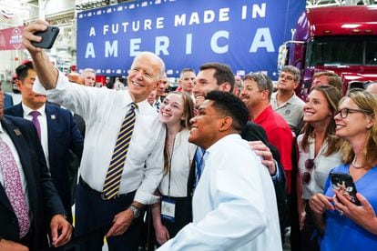 El presidente de EE UU Joe Biden se fotografía con sus seguidores en Pensilvania el pasado julio.