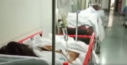 Pacientes en camas en un pasillo de las Urgencias del Hospital Clínico San Carlos, en Madrid, en un vídeo difundido por el sindicato médico Mats.