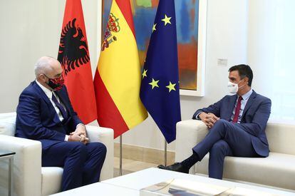 El primer ministro de Albania, Edi Rama, a la izquierda, y el presidente del Gobierno, Pedro Sánchez, este lunes en La Moncloa.