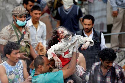 Un médico sujeta el cuerpo de Ayah Muhammad Mansour, de siete años, recuperado de entre los escombros de una casa destruida por un ataque aéreo en Sanaa (Yemen), el 25 de agosto de 2017.