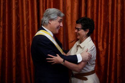 La ministra de Asuntos Exteriores, Arancha González Laya, impuso este martes en la sede del Ministerio de Exteriores, en Madrid, a su homólogo de Uruguay, Francisco Bustillo, la Gran Cruz de Isabel la Católica.