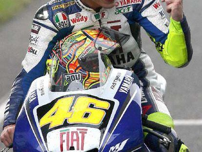 Valentino Rossi celebra la victoria.