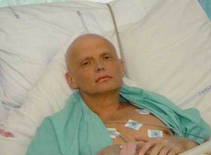 Alexandr Litvinenko, en la cama del hospital londinense donde falleció.