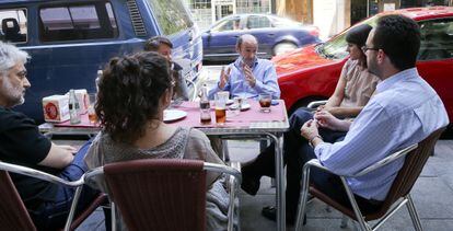 Alfredo P&eacute;rez Rubalcaba, ayer con parte de su equipo en un receso en una terraza de la calle de Ferraz.