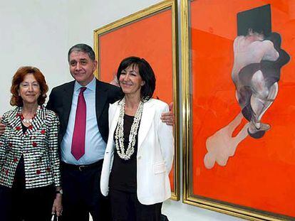 Rocco Buttiglione, entre María de Corral (izquierda) y Rosa Martínez, en la sala dedicada a Francis Bacon.