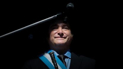Javier Milei, sale al balcón de la Casa Rosada para saludar a simpatizantes, hoy en Buenos Aires.