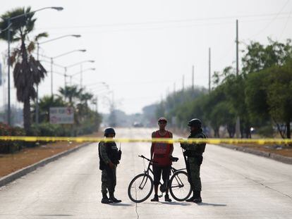 Dos soldados hablan con un hombre en una escena del crimen en la ciudad de Celaya, Guanajuato, el pasado 31 de marzo.