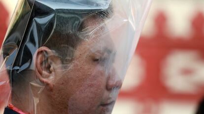 Un manifestante con una bolsa de plástico en la cabeza, en una manifestación contra la contaminación en Bangkok (Tailandia) en enero de 2020.