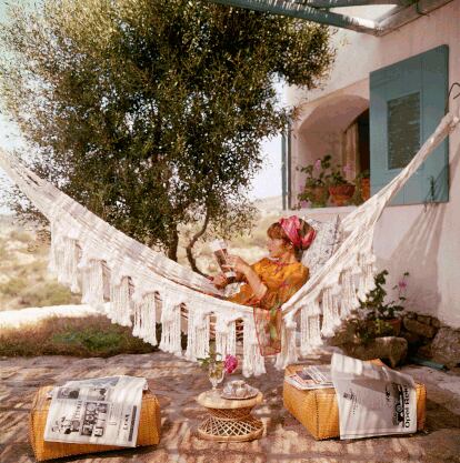 Bettina Graziani se relaja en una hamaca, en una imagen de 1964.