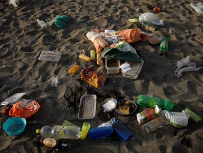 Basura, plásticos y botellas en la playa de la Malagueta de Málaga.