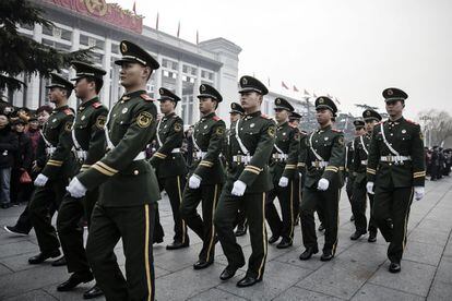 Varios soldados marchan por la plaza de Tiananmen, en Pek&iacute;n, d&iacute;as antes de la apertura de la sesi&oacute;n anual de la Asamblea Nacional Popular (ANP).