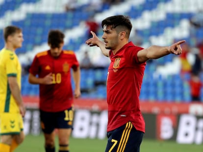 Brahim Díaz celebra un gol con la camiseta de España ante Lituania, en un encuentro que jugó la sub-21 en sustitución de la absoluta por el confinamiento de esta durante la pandemia.