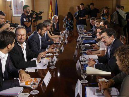 Reunión de los equipos negociadores de Ciudadanos y Partido Popular de este lunes.