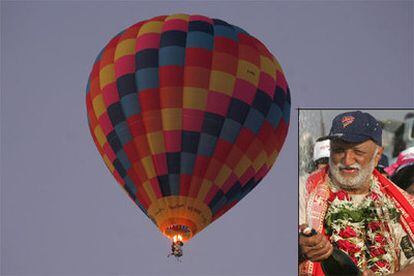 El globo y Vijaypat Singhania tras batir el récord del mundo.
