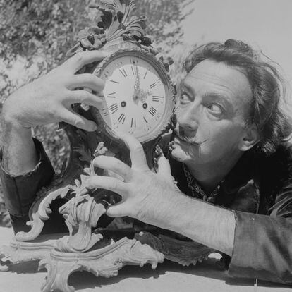 El artista español agarra un reloj de su vivienda de Cadaqués, en 1955.