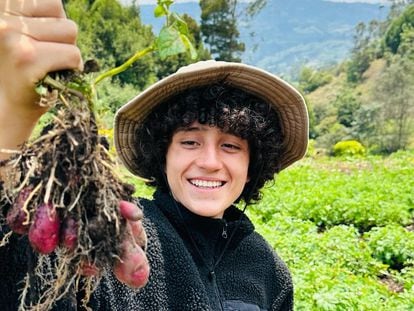 El 'tiktoker' colombiano Carlos Díaz, de 17 años, en su granja.