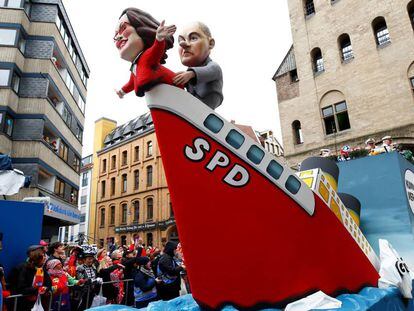 Figuras de cartón preparadas para el carnaval de Colonia retratan a los líderes del SPD alemán Andrea Nahles y Olaf Scholz.