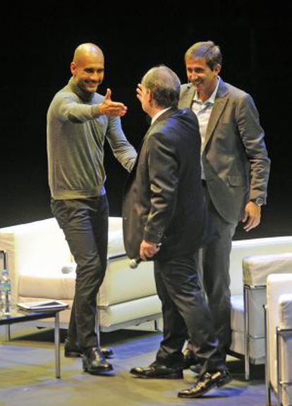 Guardiola saluda a Tata Martino, en el acto celebrado en Buenos Aires