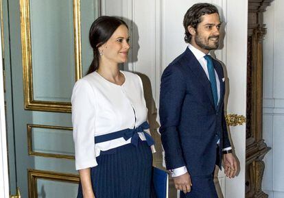Los príncipes Carlos Felipe y Sofía de Suecia han iniciado la cuarentena tras dar positivos en coronavirus. Según fuentes de la Casa Real de Suecia, los príncipes comenzaron a presentar síntomas tras reunirse en un funeral con el resto de la familia.