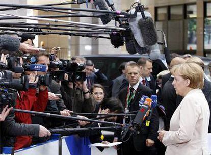 La canciller alemana, Angela Merkel, se dirige a la prensa ante la sede del Consejo Europeo en Bruselas.