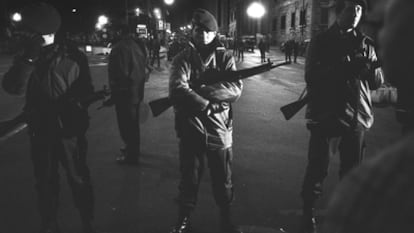 Cordones de vigilancia en las cercanías del Congreso en la noche del 23 de febrero de 1981.