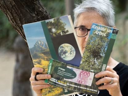 Pilar Comín, afectada por la supuesta estafa piramidal de Bosques Naturales, con folletos de la empresa el pasado viernes en Barcelona.