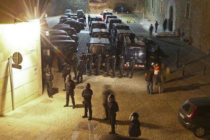 Los agentes antidisturbios de los Mossos d&#039;Esquadra en un momento de la acci&oacute;n. 