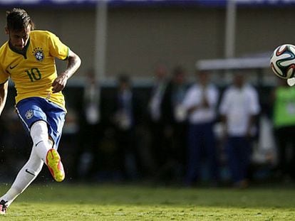 Neymar ejecuta la falta que supuso el primer gol.