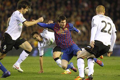 Messi trata de zafarse de Mathieu y Albelda.
