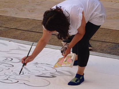 La artista Melissa Marks, dibujando en el castillo de V&eacute;lez Blanco (Almer&iacute;a).