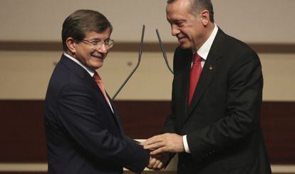 El ministro de Exteriores y el presidente Erdogan en la sede del partido gubernamental AKP en Ankara el 21 de agosto