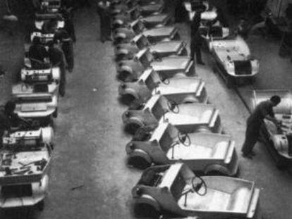 Cadena de producció dels tallers en el quals la fàbrica Autonacional de Barcelona produïa el Biscuter.
