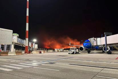 Columnas de fuego y humo cubren las colinas que rodean el aeropuerto de Palermo, en una imagen facilitada por el aeródromo.