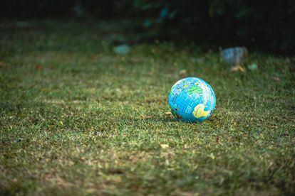 Un globo terráqueo descansa sobre la hierba. Sin sostenibilidad, dicen los expertos, no hay futuro.