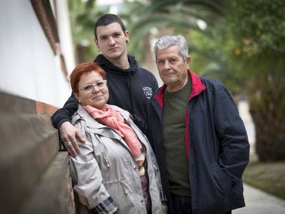 Carme Salvador y Guillem Agulló, junto a Yani Collado que interpreta al hijo de ambos que murió hace 26 años.