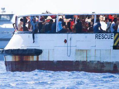 Los 134 inmigrantes que quedan en el barco están al límite de sus fuerzas. Alessandro di Benedetto sostiene que se ha producido un intento de suicidio y que algunos han tratado de tirarse al mar
