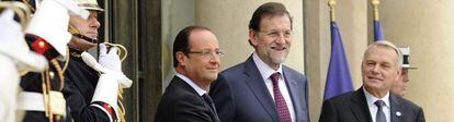 El presidente del Gobierno español, Mariano Rajoy, estrecha la mano de su homólogo francés, Fraçois Hollande, en presencia del primer ministro francés, Jean-Marc Ayrault, a su llegada al palacio del Elíseo para asistir a la XXII cumbre bilateral celebrada en París