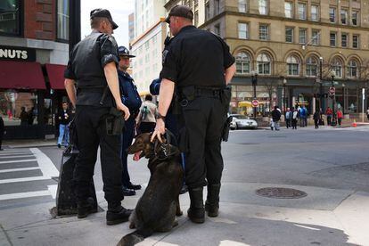La policía de Boston (EE UU), custodia una de las calles de la ciudad tras el atentado del Maratón Boston donde murieron tres personas. El número de heridos ha subido a 176, de los que 17 permanecen en estado crítico.