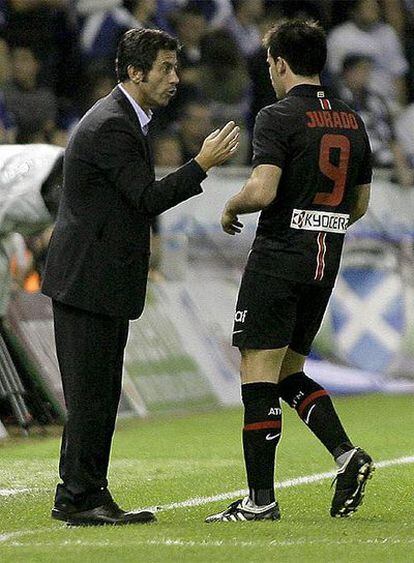 El técnico rojiblanco da órdenes a Jurado, autor del gol atlético ante el Tenerife