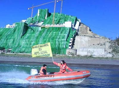 Una zodiac de Greenpeace con la pancarta 