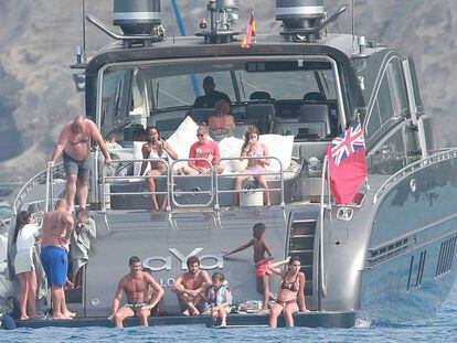 Ronaldo con su familia en el barco inspeccionado.