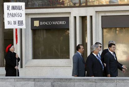 Un hombre protesta ante la sede de Banco Madrid en una imagen de esta semana.