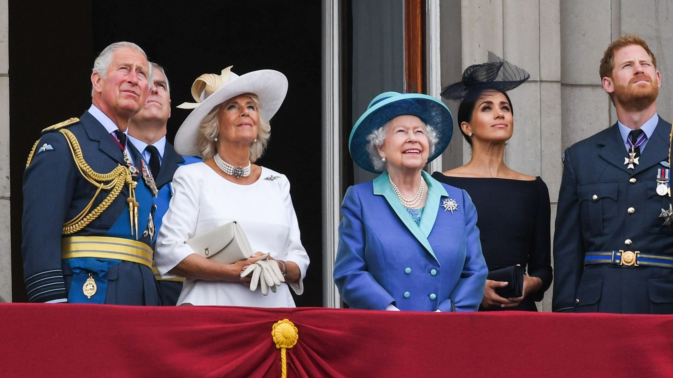 De izquierda a derecha, el príncipe Carlos, el príncipe Andrés, Camilla Parker Bowles, la reina Isabel, Enrique de Inglaterra y Meghan Markle, en Londres en julio de 2018.