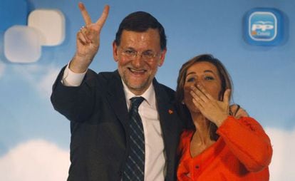 Mariano Rajoy y Alicia S&aacute;nchez-Camacho saludan a los asistentes al mitin del PP celebrado ayer en Barcelona.