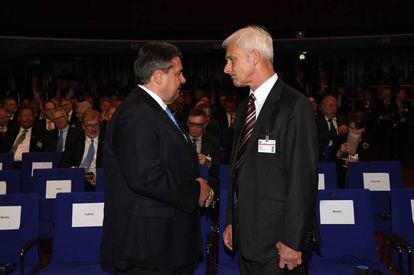 El ministro de Economía alemán, Sigmar Gabriel, y el presidente de Volkswagen, Matthias Müller, en la Feria de Hannover el pasado 24 de abril.